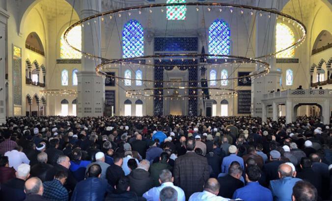 3 Mayıs Cuma Hutbesi: Dua - Rabbimize Sığınmanın Sözlü İfadesi