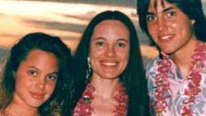 angelina-jolie-oyunculuga-nasil-basladigini-anlatti-IjwM4B2Z.jpg
