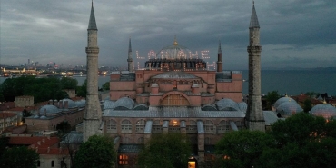 ayasofya-camiine-la-ilahe-illallah-mahyasi-asildi-SXrqbTnq.jpg