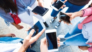 bas-agrisi-yaralanma-ve-daha-fazlasi-telefonlar-bizi-fiziksel-olarak-nasil-etkiliyor-cALWHQhr.jpg