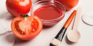 cilt-beyazlatici-ve-onarici-domates-maskesi-tarifi-cildi-puruzsuzlestiren-dogal-tarif-gkh9EELv.jpg