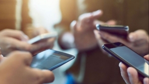 etikete-yansiyor-cep-telefonu-fiyatlari-dusecek-mi-ne-kadar-indirim-gelecek-2YfpA2Dz.jpg