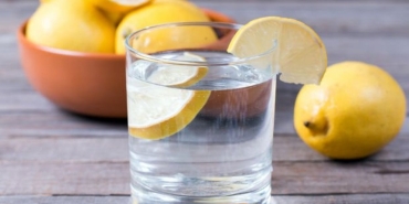 gece-yatmadan-once-ac-karnina-limon-suyu-icmenin-inanilmaz-faydasi-nCKxbTnP.jpg