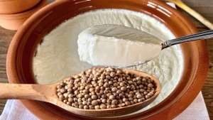 geceleri-1-kase-kisnis-tohumlu-yogurt-yemenin-faydalari-OniDvEIX.jpg