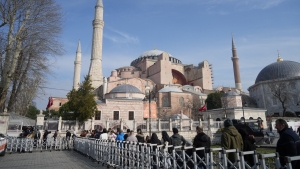 guzel-havayi-firsat-bilenler-ayasofya-camiine-akin-etti-mF9IifCT.jpg