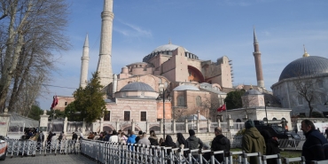 guzel-havayi-firsat-bilenler-ayasofya-camiine-akin-etti-mF9IifCT.jpg