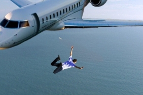hareket-halindeki-bir-ucaktan-parasutsuz-denize-atlarsaniz-ne-olur-TVCK7hec.jpg