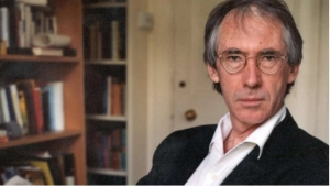 ian-mcewan-findik-kabugu-ile-ne-kadar-sira-disi-bir-yazar-oldugunu-gosteriyor-F53pAm9Z.jpg