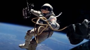 iki-astronot-alet-cantasini-uzaya-dusurdu-peki-simdi-ne-olacak-iE3nPSXx.jpg