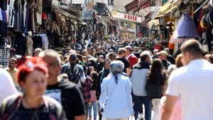 istanbulda-arefe-yogunlugu-alisveris-icin-eminonune-akin-ettiler-MgsZsvVj.jpg
