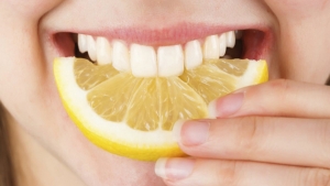 karbonat-ve-limonun-dis-uzerindeki-mucizevi-faydasi-XBcyjz1C.jpg