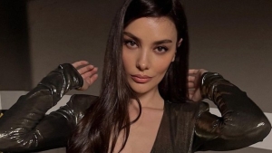 ne-afra-ne-hande-hazal-filiz-kucukkose-ayna-karsisina-gecince-GsMXjUCI.jpg
