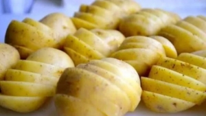 patates-dilimlerini-sakaklariniza-koymak-bakin-ne-ise-yariyor-aK9MfXbU.jpg