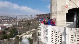 ramazan-ayinin-simgesi-mahyalarin-ilki-eyupsultan-camiine-asildi-FLzn59sH.jpg
