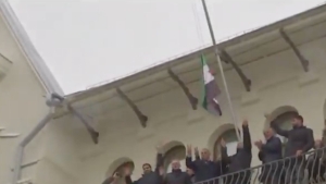 rusyada-suriye-buyukelciligine-yeni-bayrak-asildi-kUgCQMRa.jpg