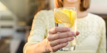 sabahlari-patlicanli-limon-suyu-icmenin-mucizevi-faydalari-FIQhQbEH.jpg