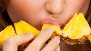sahurda-ananas-yemek-bakin-ne-ise-yariyor-xbLqEyA3.jpg