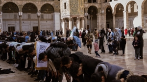 suriyeliler-cuma-namazi-icin-emevi-camiine-akin-etti-O91EMG6v.jpg