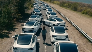 tesla-sahnesi-gundemde-dunyayi-ardinda-birak-film-konusu-nedir-oyunculari-kimler-4GtmAxiI.jpg