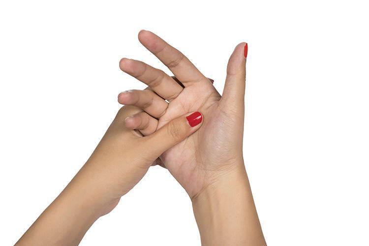 Tetik Parmak: Belirtileri, Nedenleri ve Tedavi Yöntemleri