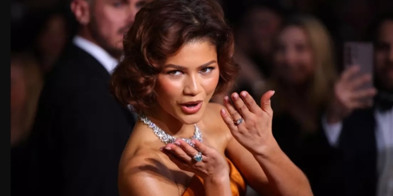 zendaya-parmagindaki-dev-elmas-yuzukle-2025-altin-kure-odullerine-katildi-f6c9dIER.jpg