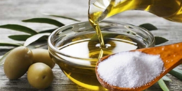 zeytinyagi-ve-tuzu-karistirin-bakin-neye-iyi-geliyor-iste-inanilmaz-faydasi-GjtWl2UJ.jpg
