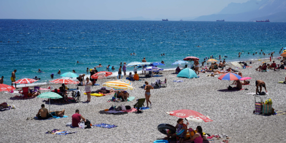 Antalya Konyaaltı Sahili’ne Turist akını