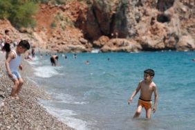 antalyalilar-hafta-sonunda-konyaalti-sahiline-akin-etti-t7RcylBI.jpg