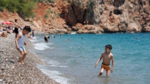 antalyalilar-hafta-sonunda-konyaalti-sahiline-akin-etti-t7RcylBI.jpg