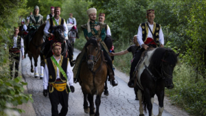 bosna-hersekte-515-yildir-suren-ayvaz-dede-senliklerine-binler-katildi-CX6VOBuE.jpg