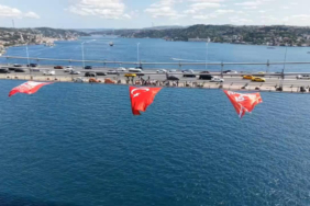 istanbulda-15-temmuz-sehitler-koprusune-turk-bayragi-asildi-KcMlDmA4.jpg