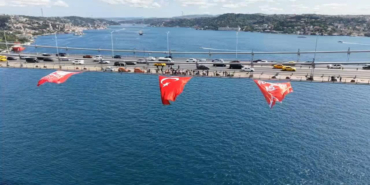 istanbulda-15-temmuz-sehitler-koprusune-turk-bayragi-asildi-KcMlDmA4.jpg