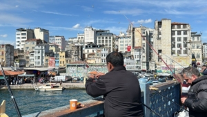 istanbulda-olta-balikcilari-bayramda-galata-koprusune-akin-etti-6e1fi56S.jpg