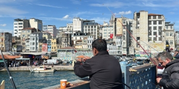 istanbulda-olta-balikcilari-bayramda-galata-koprusune-akin-etti-6e1fi56S.jpg