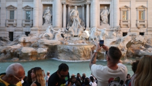 italyada-sarhos-turist-sezonu-acildi-trevi-cesmesine-girisi-omur-boyu-yasaklandi-SqJuOm5W.jpg
