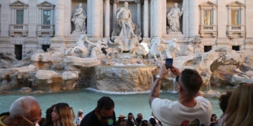 italyada-sarhos-turist-sezonu-acildi-trevi-cesmesine-girisi-omur-boyu-yasaklandi-SqJuOm5W.jpg