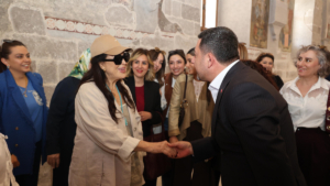 turkan-soraydan-meryem-ana-kilisesine-ziyaret-aYksvIh9.jpg